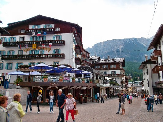 13. Promenáda v Cortině d'Ampezzo s typickou architekturou